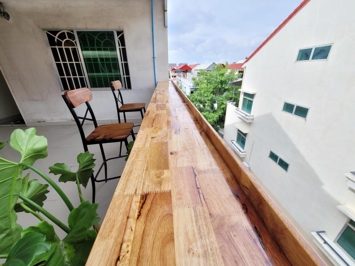Yana House Phnom Penh Hotel Buitenkant foto