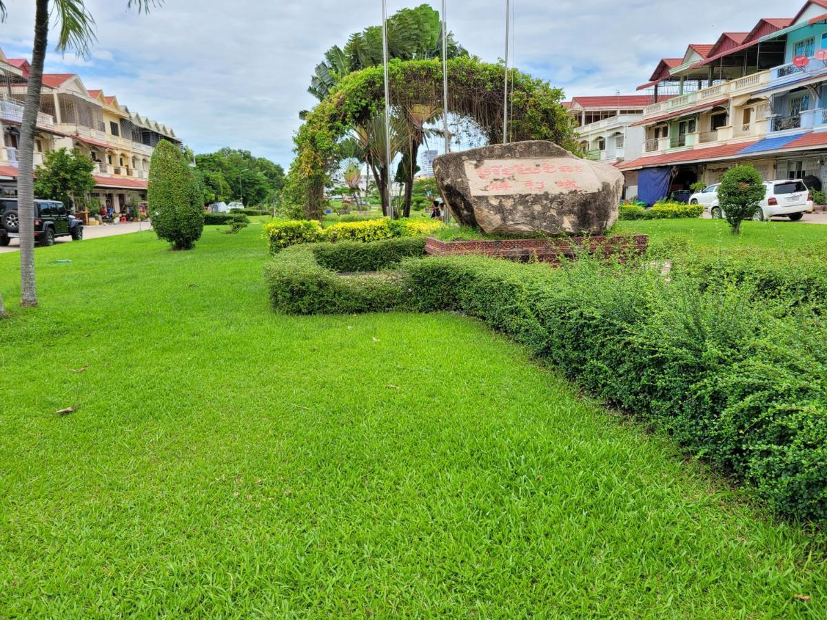 Yana House Phnom Penh Hotel Buitenkant foto