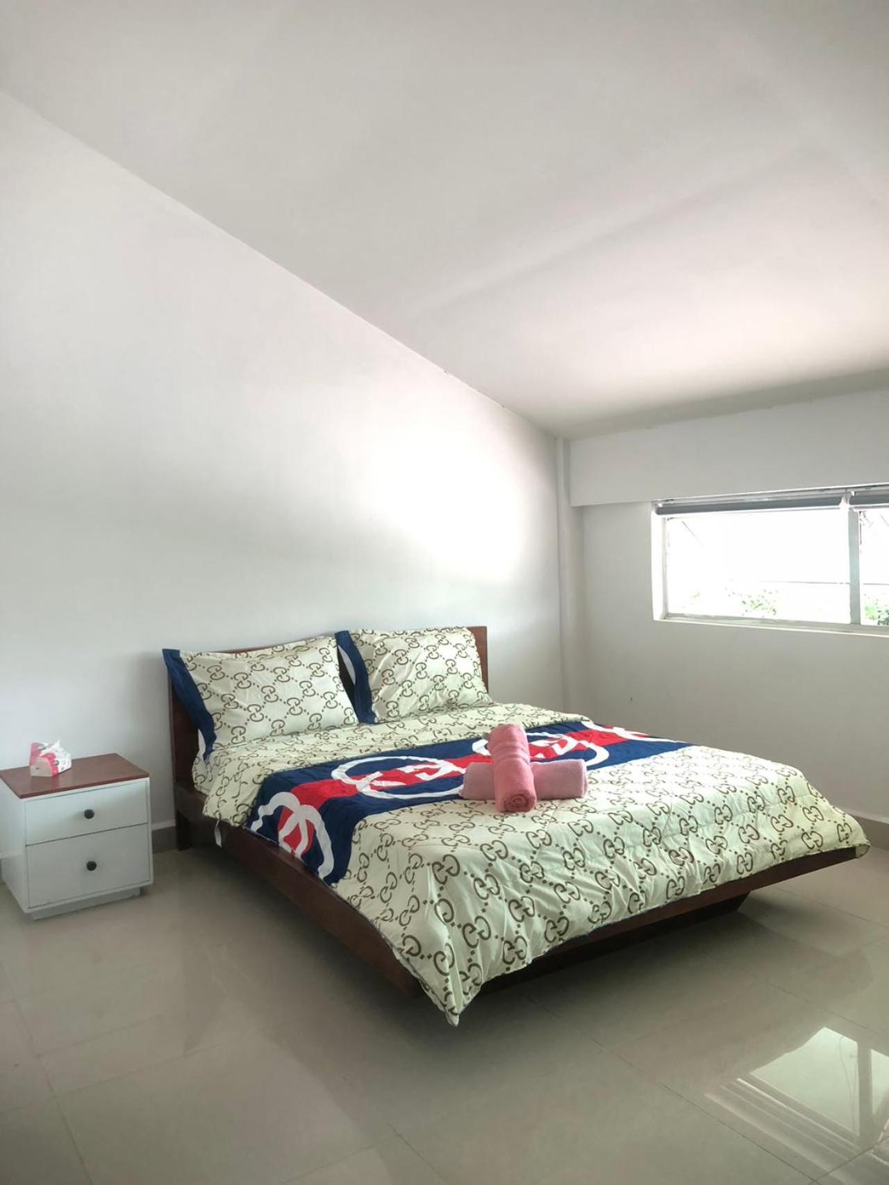Yana House Phnom Penh Hotel Buitenkant foto